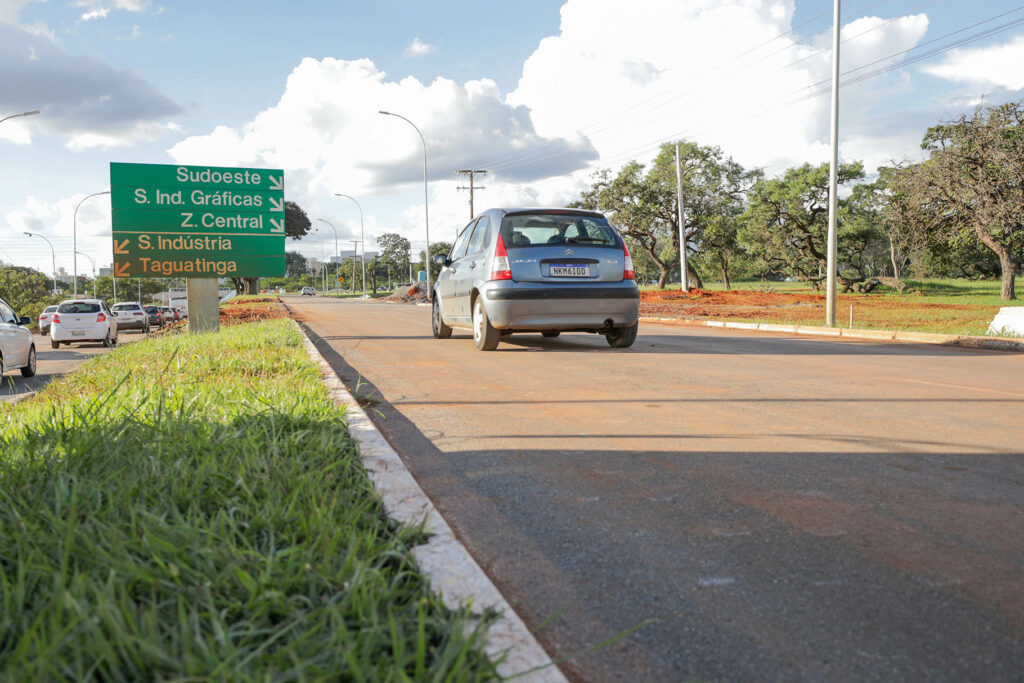 Vias são liberadas após troca de tubulação que cedeu no Setor Policial