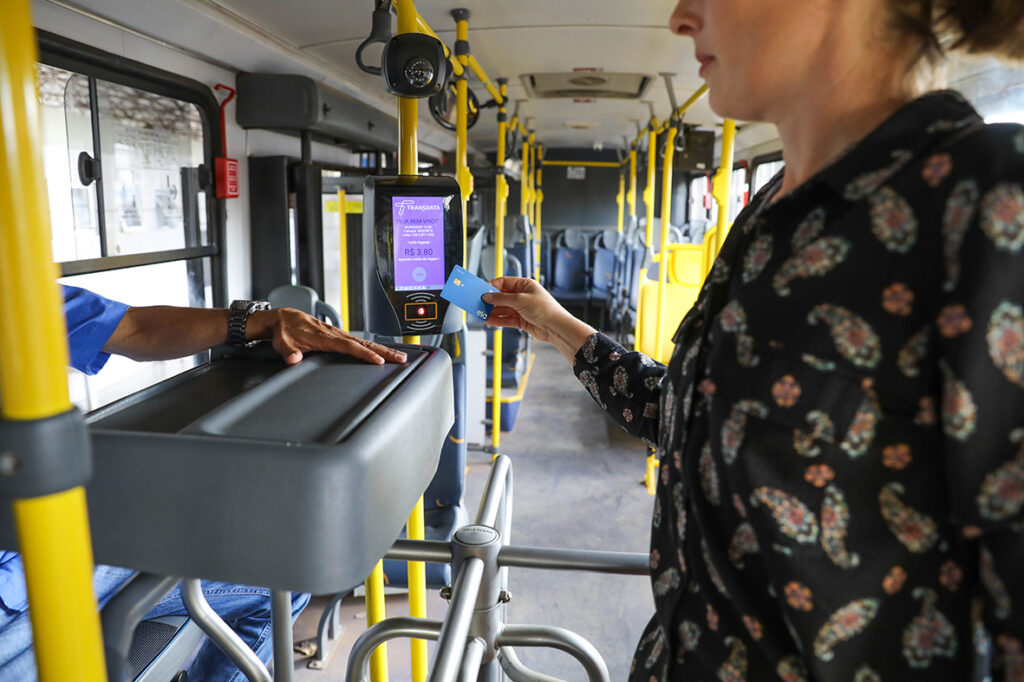 Em fase de testes, mais de 130 ônibus já circulam com pagamento digital