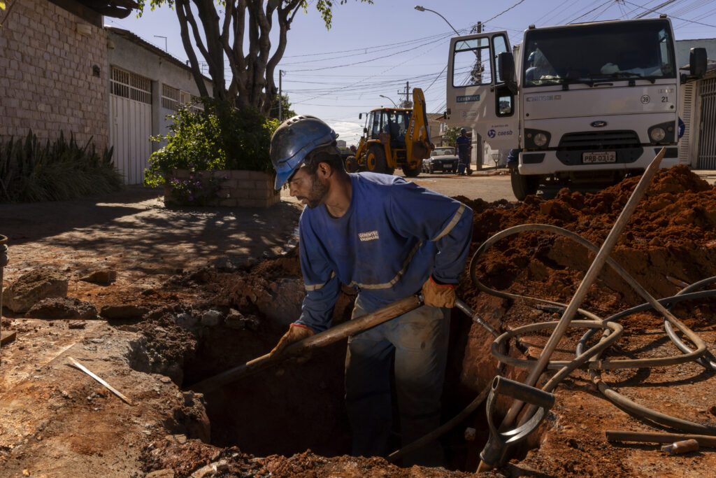 Caesb realiza substituição de ramais de água no Distrito Federal