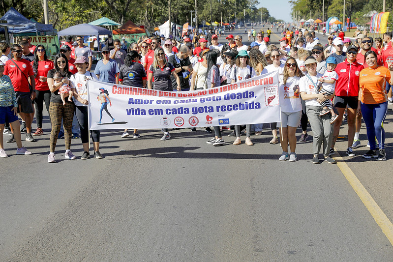 Caminhada no Eixão do Lazer incentiva a doação de leite materno