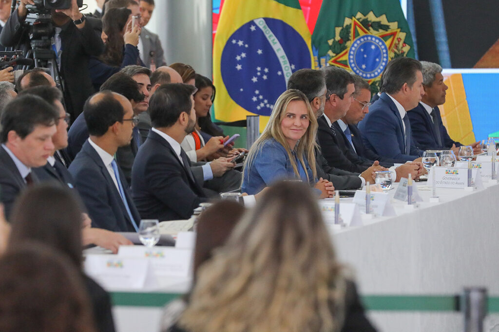 DF firma compromisso nacional de meta de alfabetização até 2030