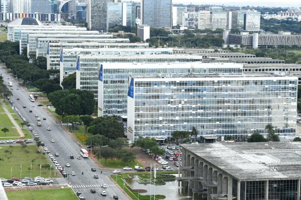 Senado aprova reajuste salarial de R$ 73 bi para servidores federais