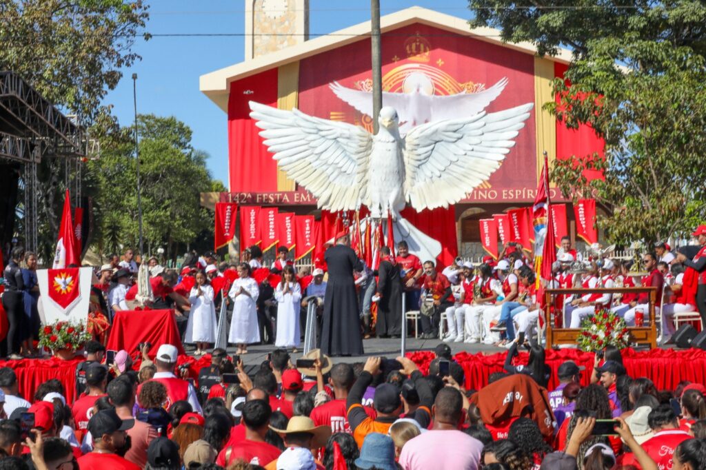 Ibaneis participa da Festa do Divino, em Planaltina, que reúne milhares de fieis