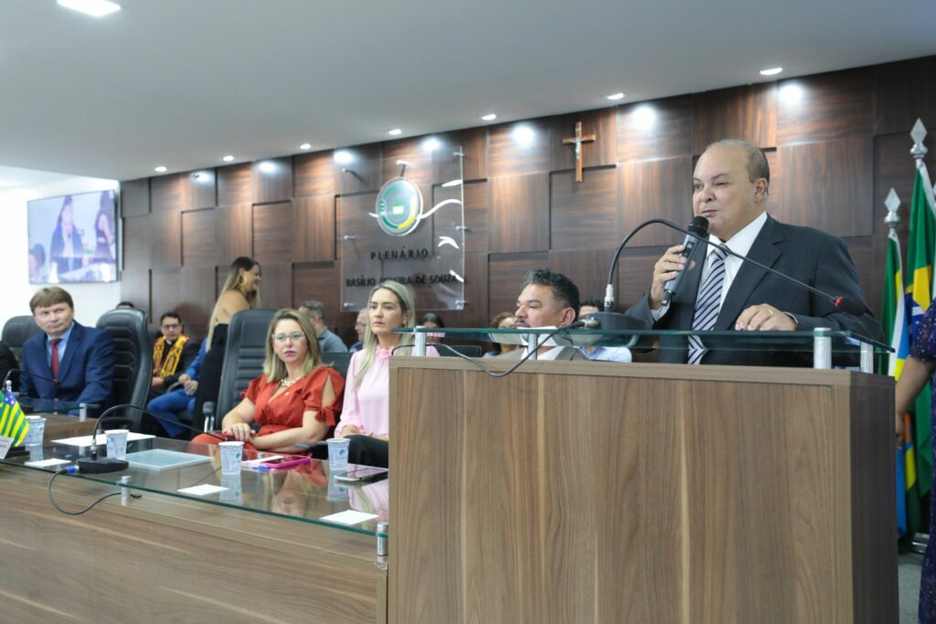 Ibaneis é homenageado em Santo Antônio do Descoberto e destaca papel do Entorno do DF