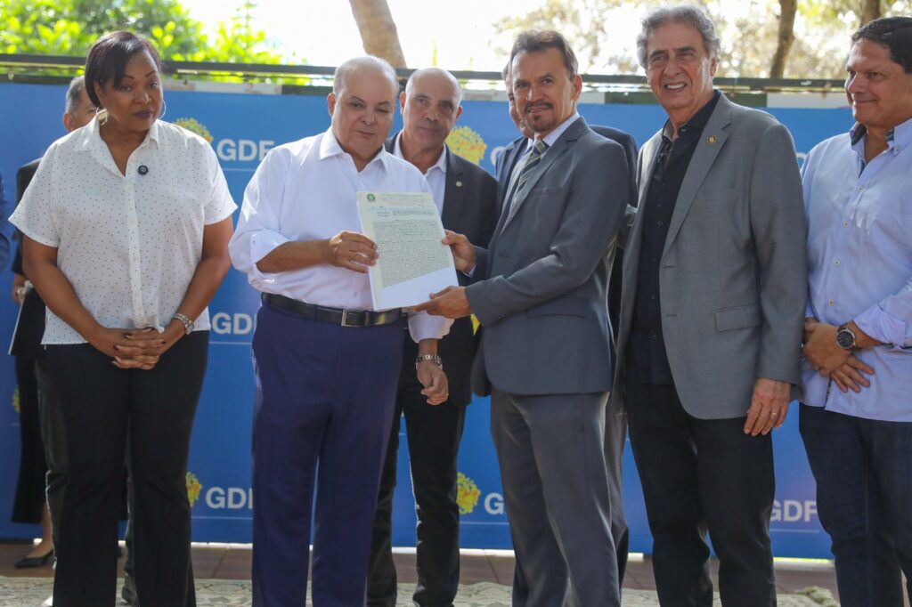 Ibaneis entrega escritura pública de concessão de uso ao clube da Adepol