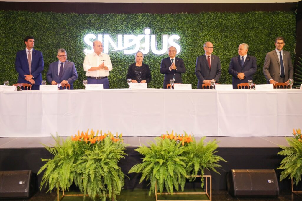 Ibaneis participa da posse da diretoria e do conselho fiscal do Sindjus