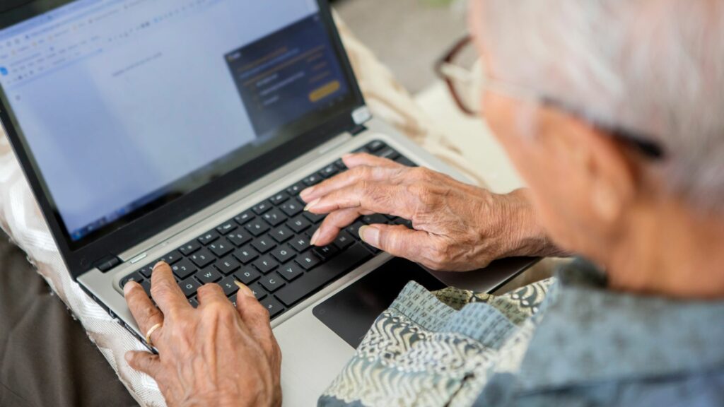 Projeto de extensão ensina informática para pessoas acima de 60 anos