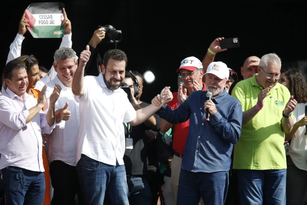 Lula comete crime eleitoral ao pedir votos a pré-candidato em São Paulo