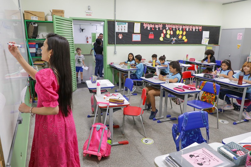 Ibaneis autoriza nomeação de 4,1 mil servidores para rede de ensino do DF