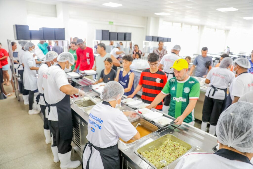Restaurantes comunitários do DF promovem ação para ensinar uso integral dos alimentos
