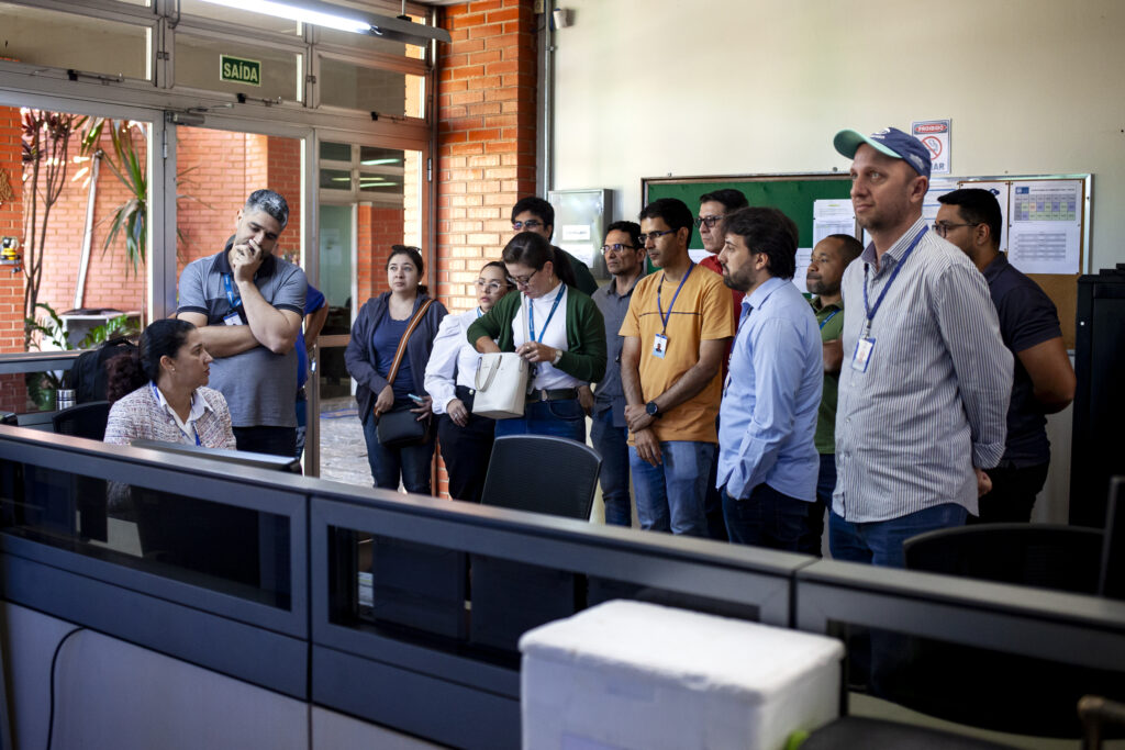 Estação de Tratamento de Esgoto da Caesb recebe técnicos da Saneago
