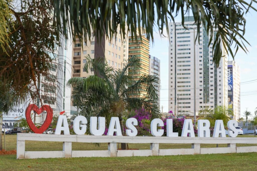Águas Claras comemora 21 anos com novo letreiro