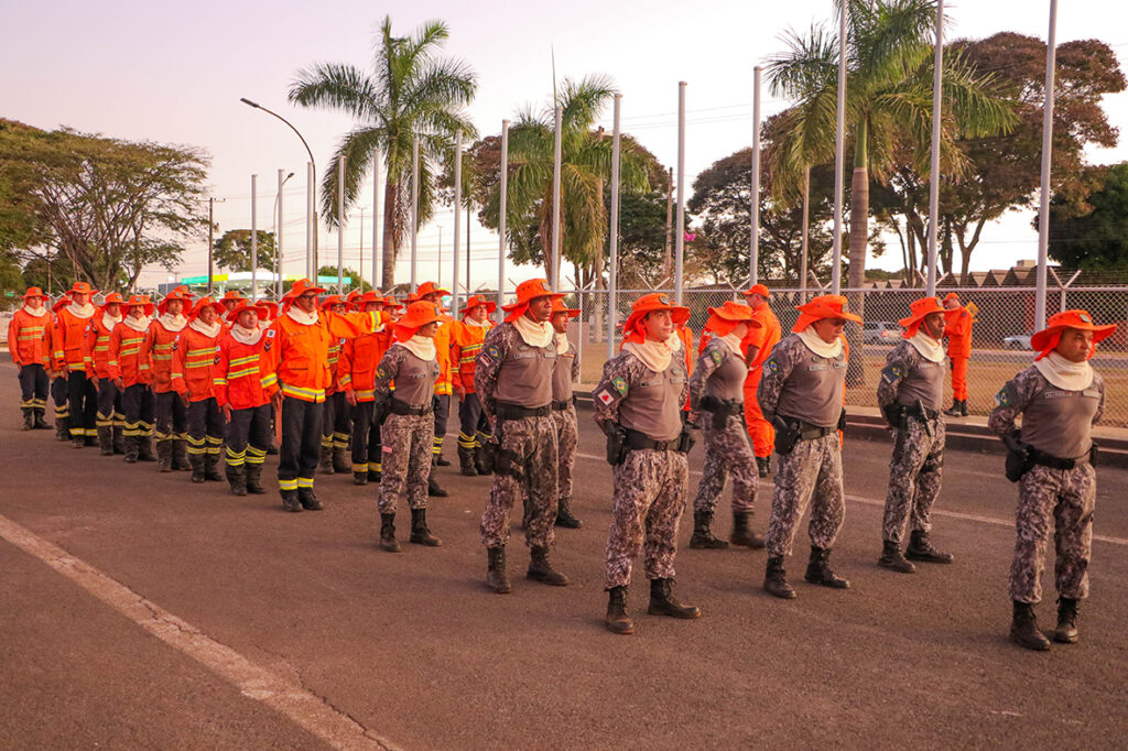 Distrito Federal envia bombeiros para combater incêndios no Pantanal