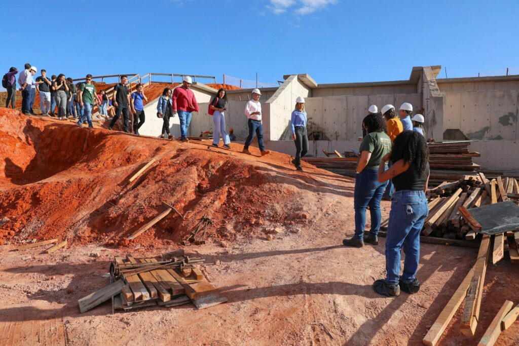 Estudantes de engenharia da UnB visitam obra do Drenar DF