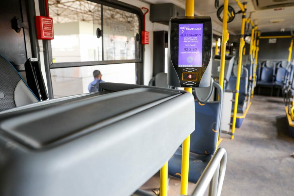 Mais 99 linhas de ônibus do DF deixam de receber dinheiro em espécie