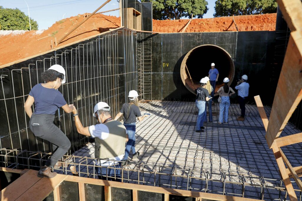 Estudantes de engenharia e arquitetura conhecem obras do Drenar DF