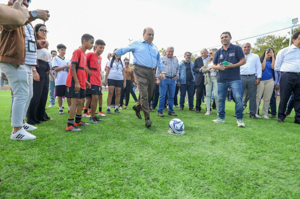Governador entrega novo campo de grama sintética do Taguaparque