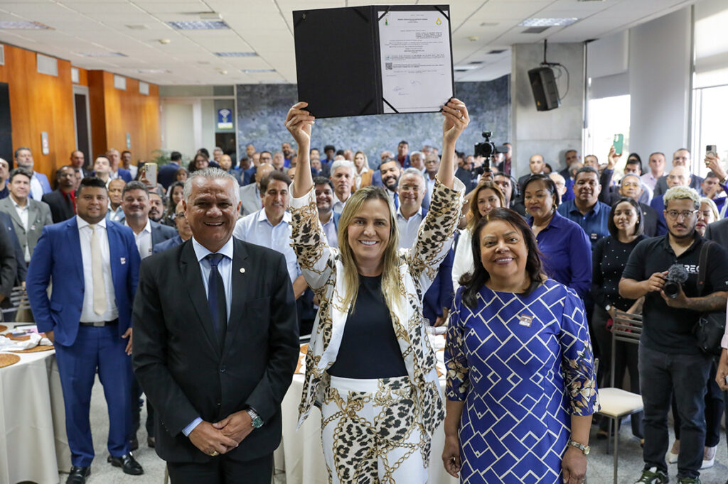 Celina sanciona a lei que cria o Dia do Pregador e da Pregadora do Evangelho