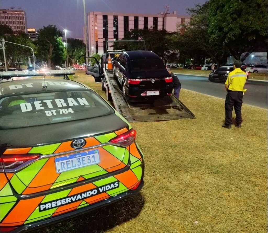 Detran-DF recolhe veículo com registro de 440 infrações na Asa Sul
