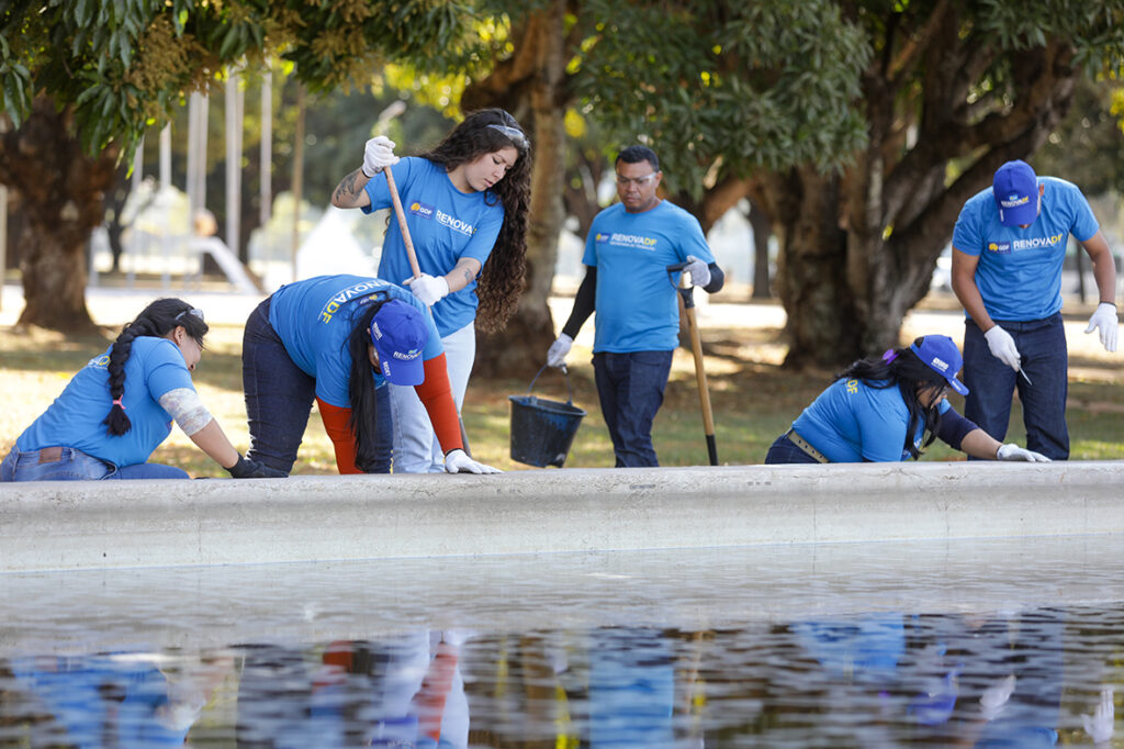 Alunos do RenovaDF trabalham em manutenção da Praça do Buriti