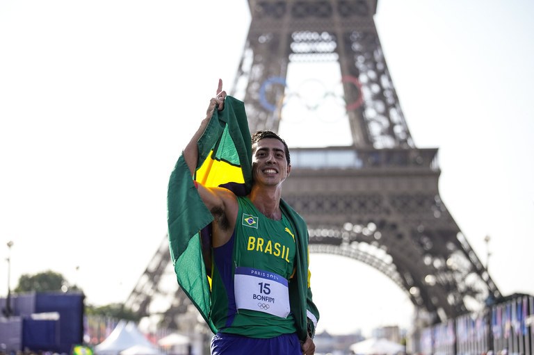 Com apoio do GDF, brasiliense Caio Bonfim é medalha de prata em Paris