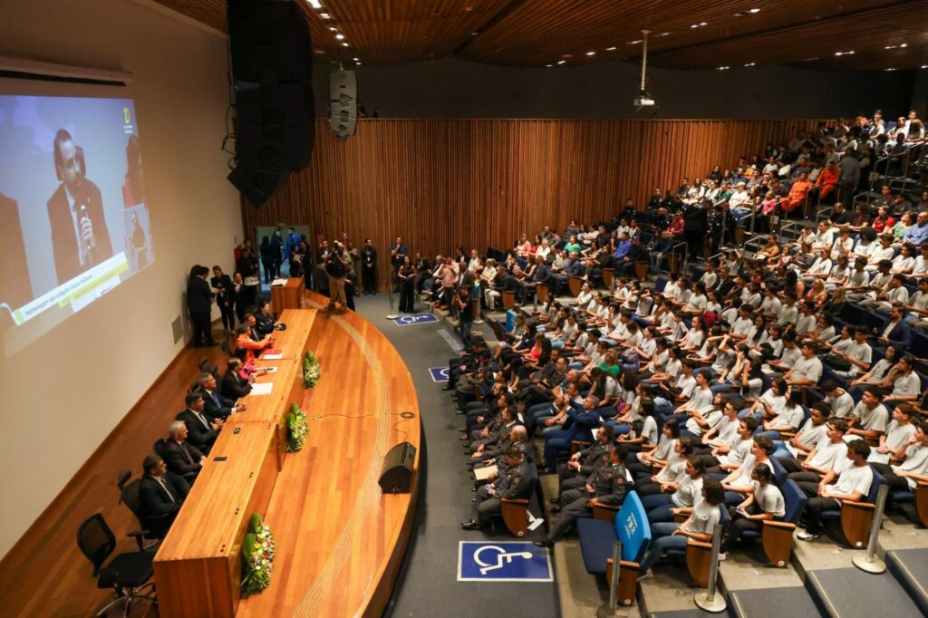 Alunos de colégios cívico-militares do DF participam de sessão na CLDF