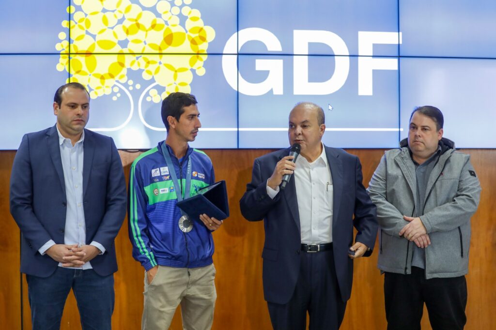 Durante homenagem a Caio Bonfim, Ibaneis anuncia reforma de estádios e ampliação do Bolsa Atleta
