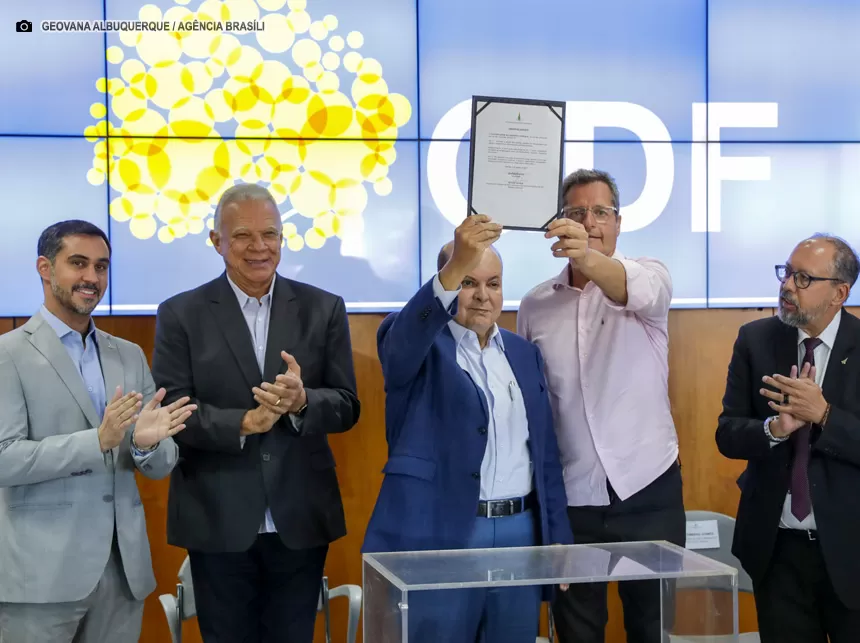 Ibaneis assina normas de padronização de licenciamento ambiental