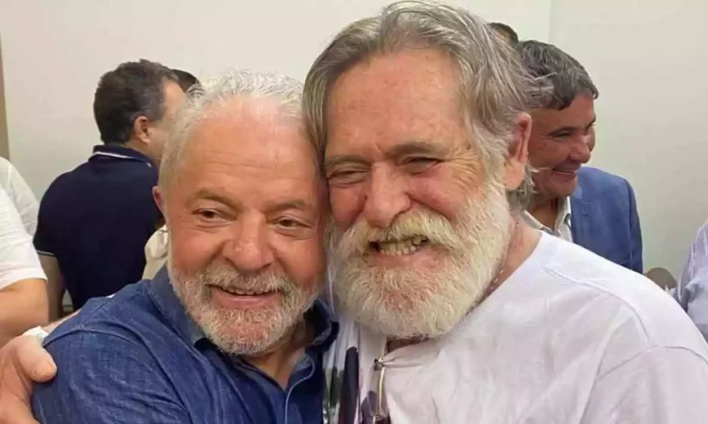 Ator petista sugere fechamento da Folha após reportagem sobre Moraes