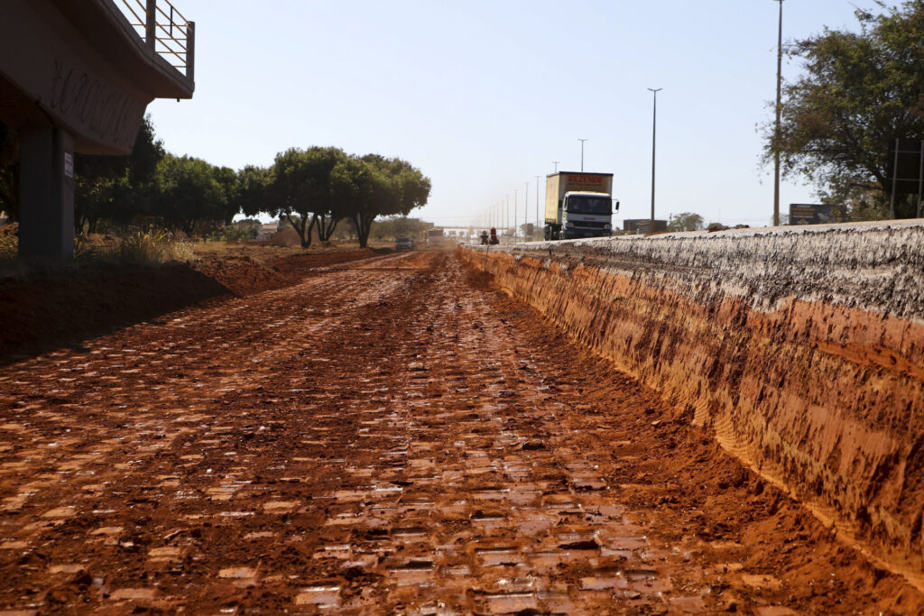 Equipes trabalham na pavimentação e terraplanagem da 3ª faixa da BR-020