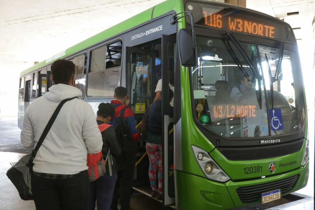 Número de roubos em coletivos no Distrito Federal cai 52% em 2024