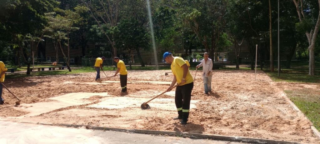 Mais de 100 toneladas de areia foram repostas em parquinhos e quadras