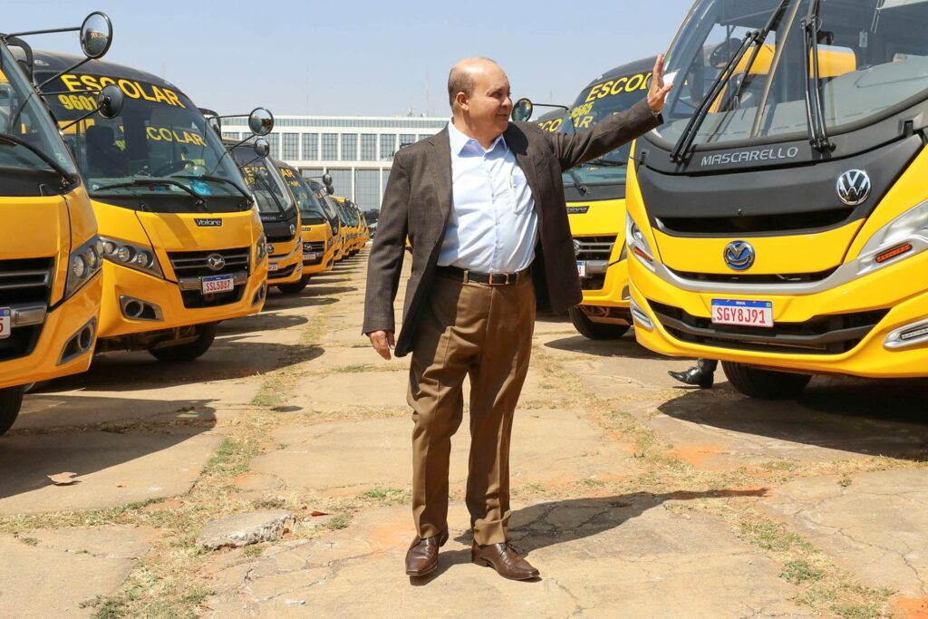 Ibaneis entrega mais 115 ônibus para transporte de alunos do DF