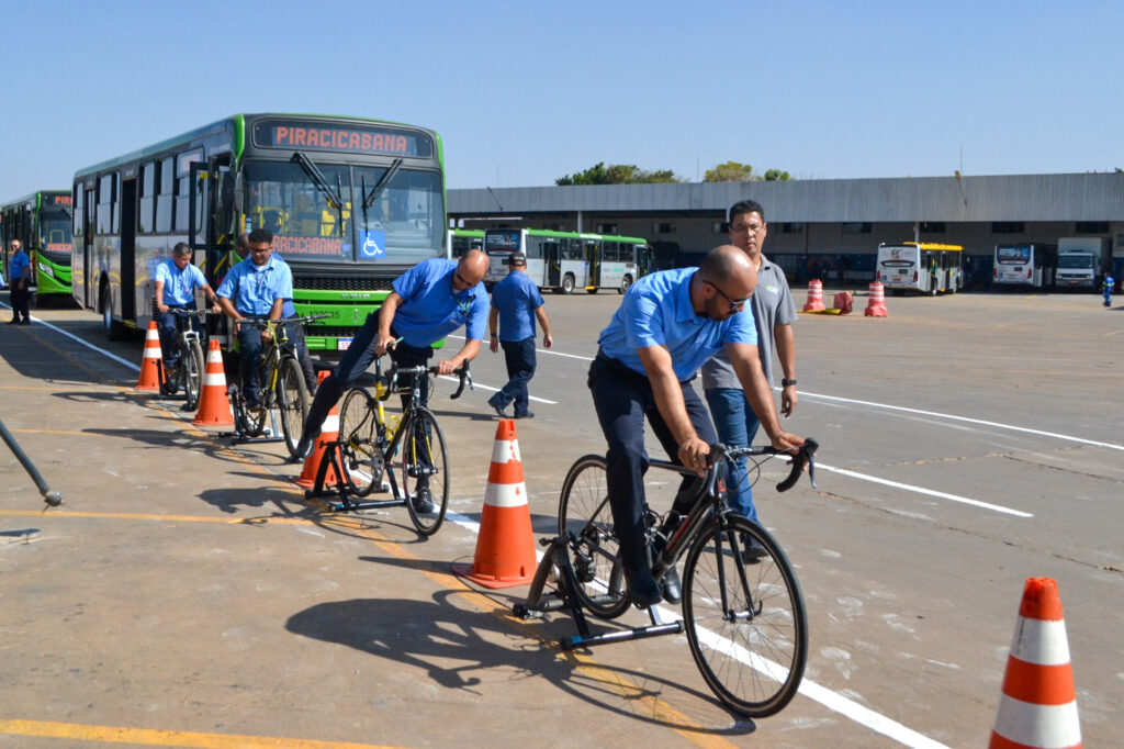 Treinamento para motoristas de ônibus do DF enfatiza respeito aos ciclistas