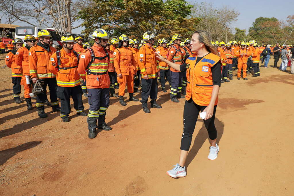 Combatentes controlam incêndio no Parque Nacional de Brasília