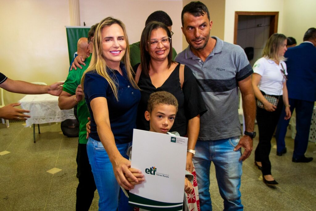 Celina entrega Contratos de Concessão de Direito de Uso para produtores