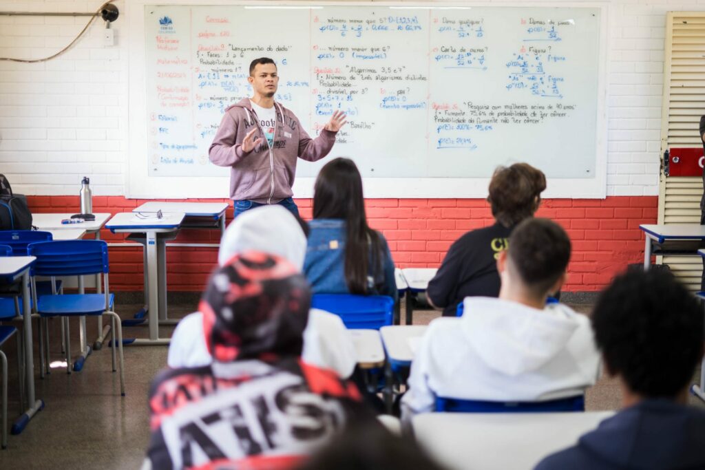 Pagamento do Pé-de-Meia para estudantes da EJA começa no dia 25 no DF