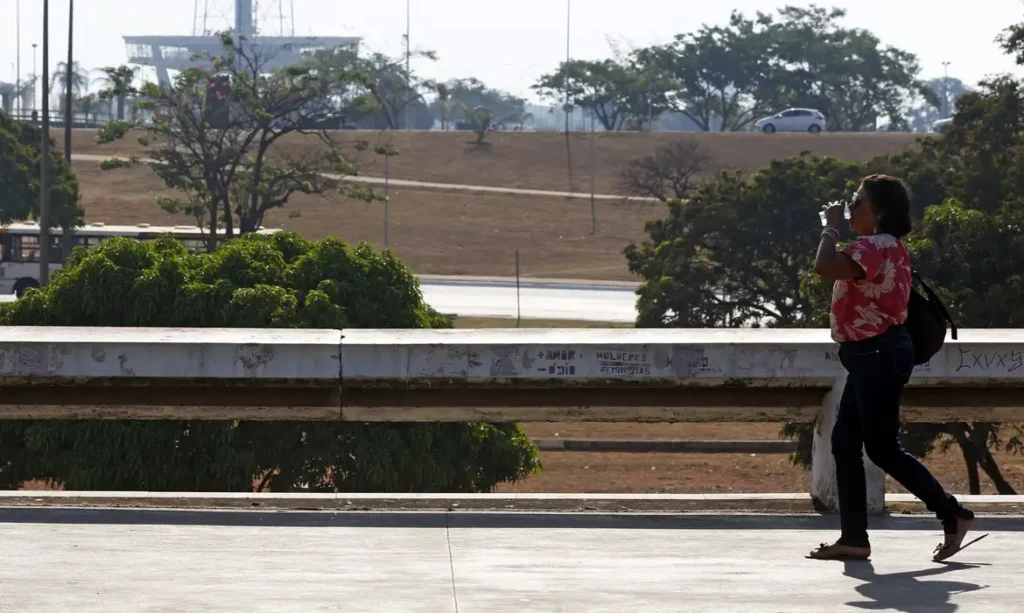 Inmet emite alerta de baixa umidade para 15 estados e o Distrito Federal