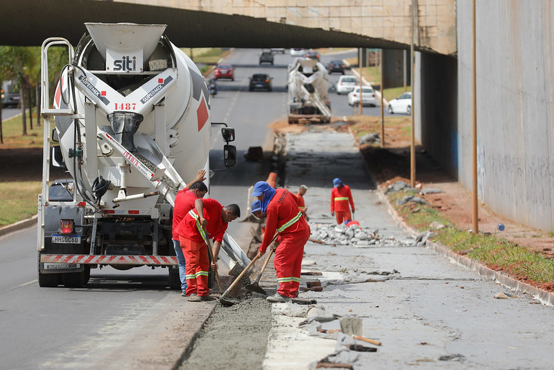 Último trecho da faixa exclusiva de ônibus na W3 Sul está sendo concretado