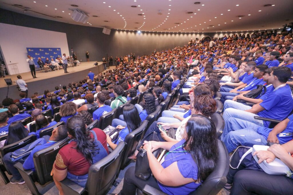 Aula na CLDF orienta jovens em vulnerabilidade sobre controle social