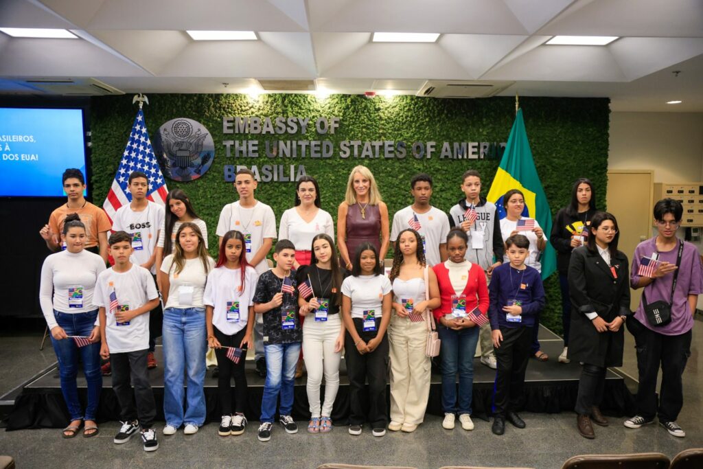Crianças do programa Acolher Eles e Elas visitam Embaixada dos EUA em Brasília