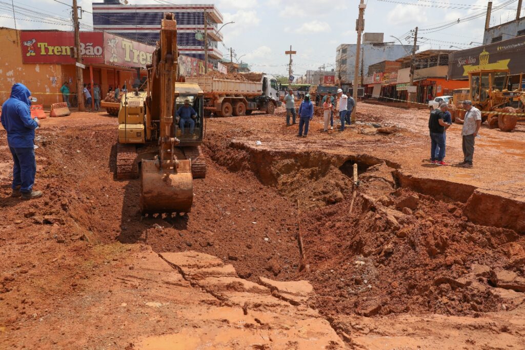 GDF trabalha em reparo emergencial após rompimento de adutora no Sol Nascente