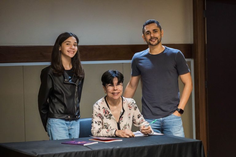 Estudantes da rede pública lançam livro em parceria com a Fiocruz