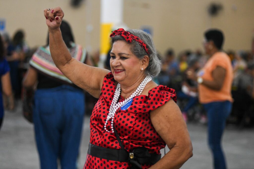 Baile do Projeto Viver 60 + atrai 700 pessoas idosas proporcionando bem-estar e diversão
