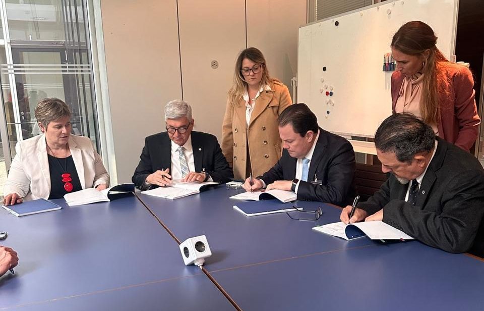 Caesb assina contrato com banco alemão para receber financiamento