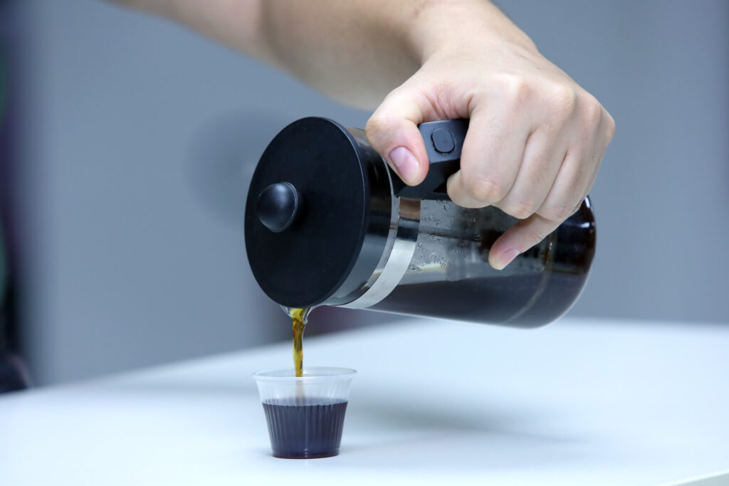 Beber o tradicional cafezinho traz efeitos positivos e negativos a saúde