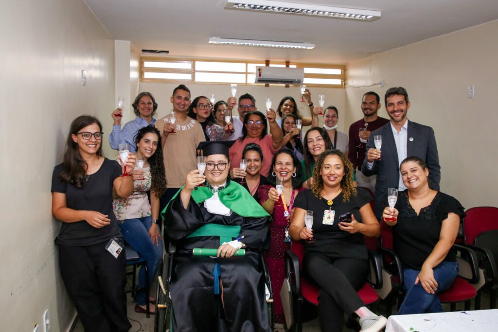 Internada, paciente cola grau no Hospital Regional de Ceilândia