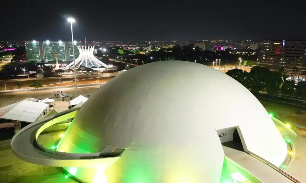 Brasília ilumina-se de verde e amarelo antes do jogo contra o Peru