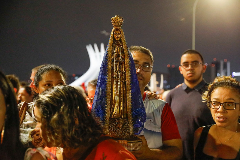 Festa de Nossa Senhora Aparecida reúne centenas na Esplanada