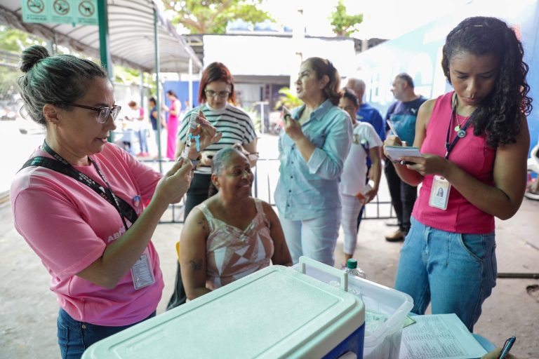 Ação do Outubro Rosa leva saúde e prevenção à Feira do Guará